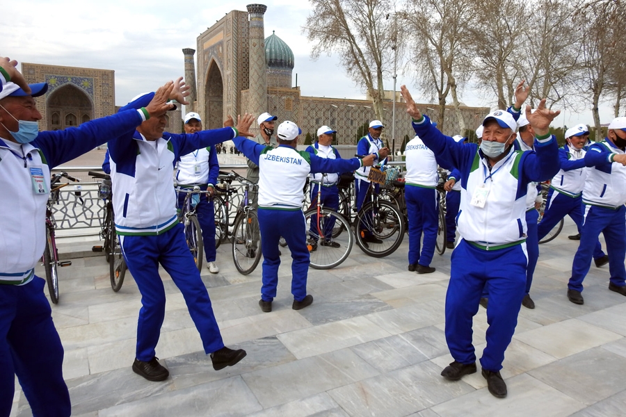 Ветераны направившиеся в Самарканд на велосипеде, посетили Регистан