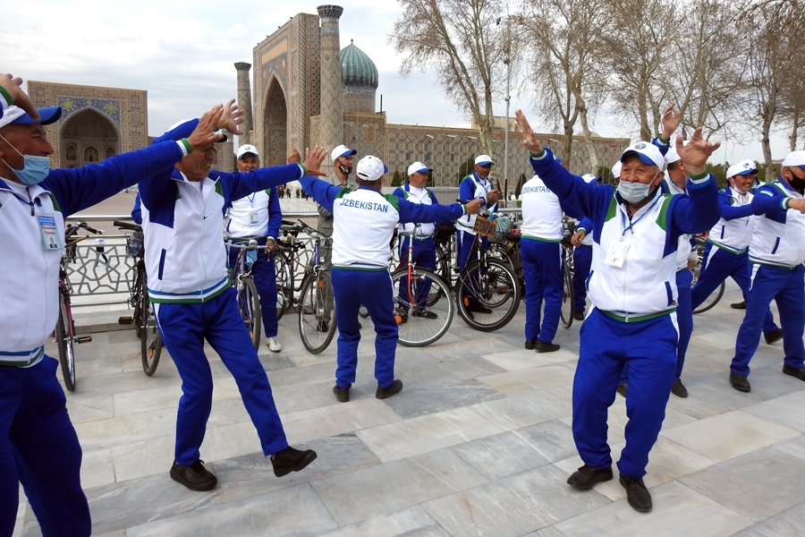 Samarqandga velosipedda yo‘l olgan faxriylar Registonga tashrif buyurdilar